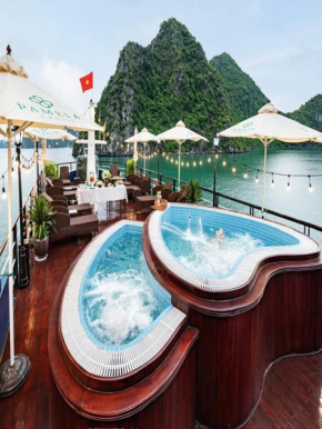 Du thuyến 4 sao tham quan vịnh Hạ Long trong ngày - Bể bơi - PAM